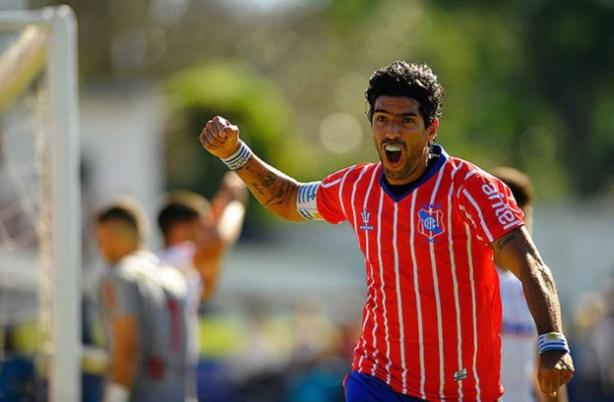 'El loco' Abreu impone récord Guinness tras vestir 26 camisetas distintas en su carrera