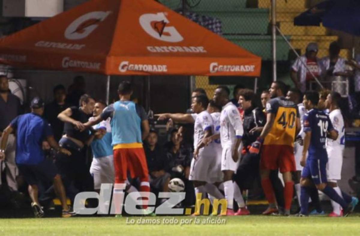 Las 'rabietas' más recordadas de los entrenadores hondureños por las que fueron expulsados