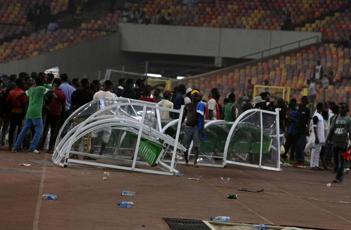 Caos y muerte: Las violentas imágenes de los aficionados de Nigeria tras quedarse afuera del Mundial