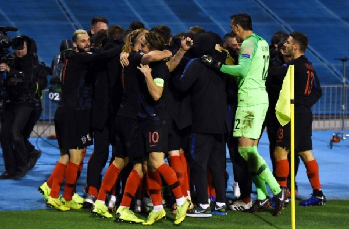 Croatia's players celebrate after scoring a goal during the UEFA Nations League football match between Croatia and Spain at the Maksimir Stadium in Zagreb on November 15, 2108. (Photo by - / AFP)