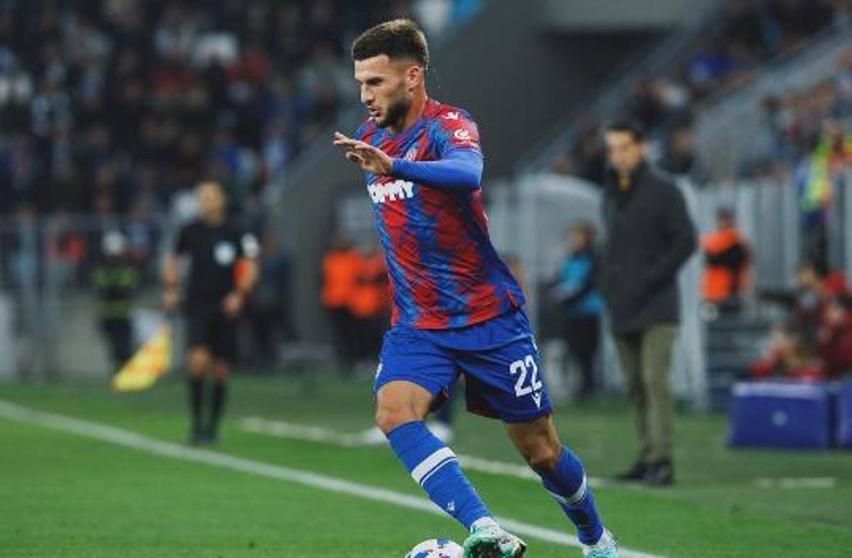 Las redes alucinan con la madre de un futbolista que triunfa como influencer: “Parece su novia”