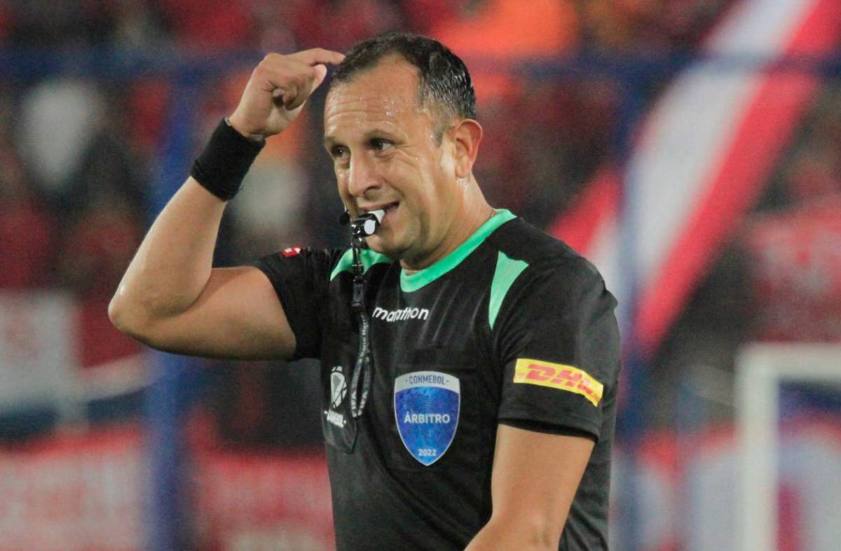 ¿Dirigirá el Honduras-México? Iván Barton recibe tremenda nominación y entra en la selecta lista de árbitros