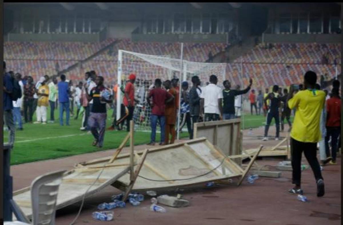 Caos y muerte: Las violentas imágenes de los aficionados de Nigeria tras quedarse afuera del Mundial