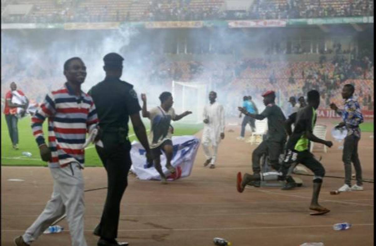 Caos y muerte: Las violentas imágenes de los aficionados de Nigeria tras quedarse afuera del Mundial