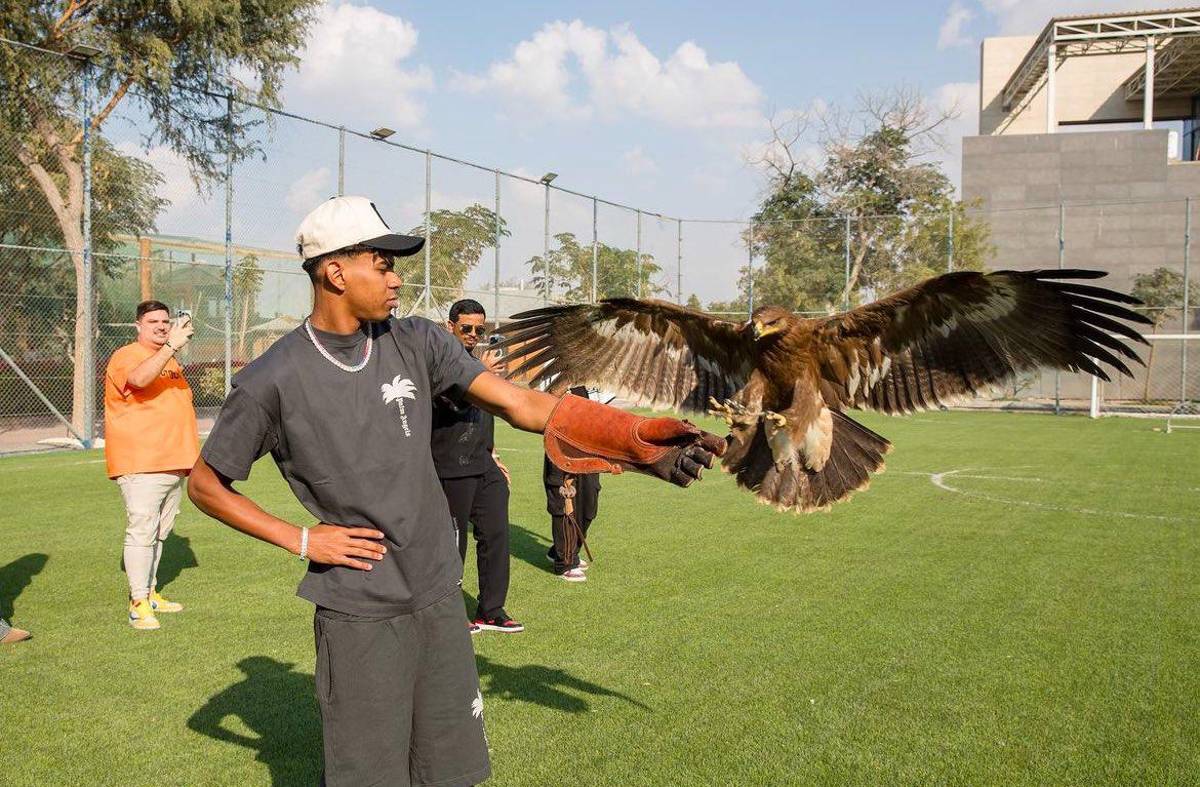 Las exóticas vacaciones de una estrella del Barcelona para despedir el 2024: osos, tigres y hasta serpientes