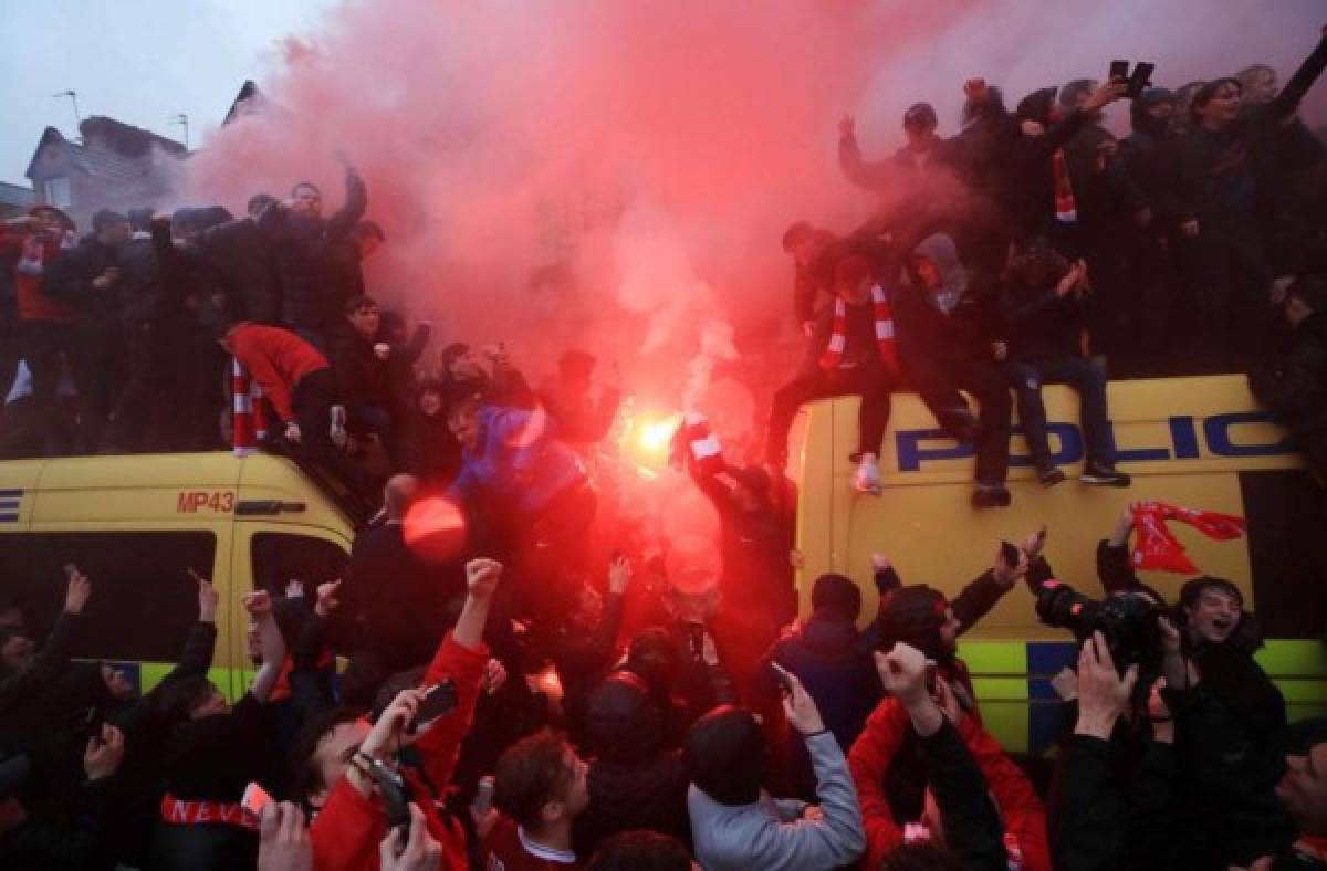 No se vio en TV: La fiesta roja sobre las camionetas de la policía y las caras 'largas' de la Roma