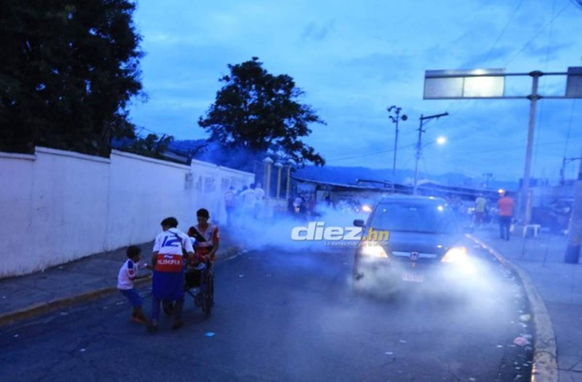 ¡Desmayados, disparos y gas lacrimógeno! El relajo en las afueras del Estadio Nacional