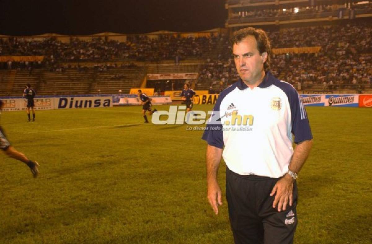 Las fotos que seguramente no habías visto de la visita de Marcelo Bielsa a Honduras en 2003