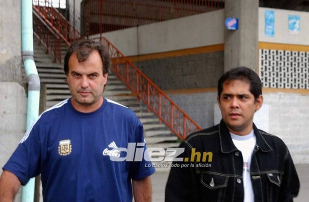 Las fotos que seguramente no habías visto de la visita de Marcelo Bielsa a Honduras en 2003