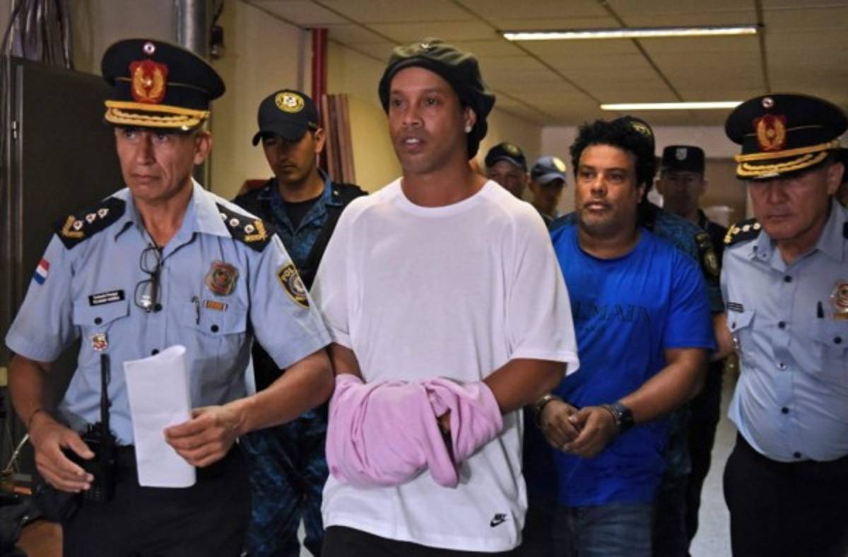 Mujeres, fiestas y problemas con la fiscalía: Ronaldinho y sus escándalos más sonados