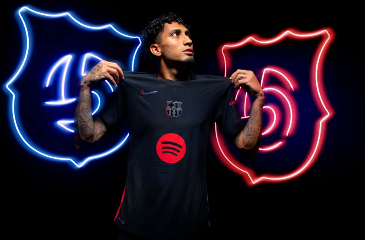 Barcelona presentó su segundo uniforme de la temporada y es una belleza: vuelve el color negro