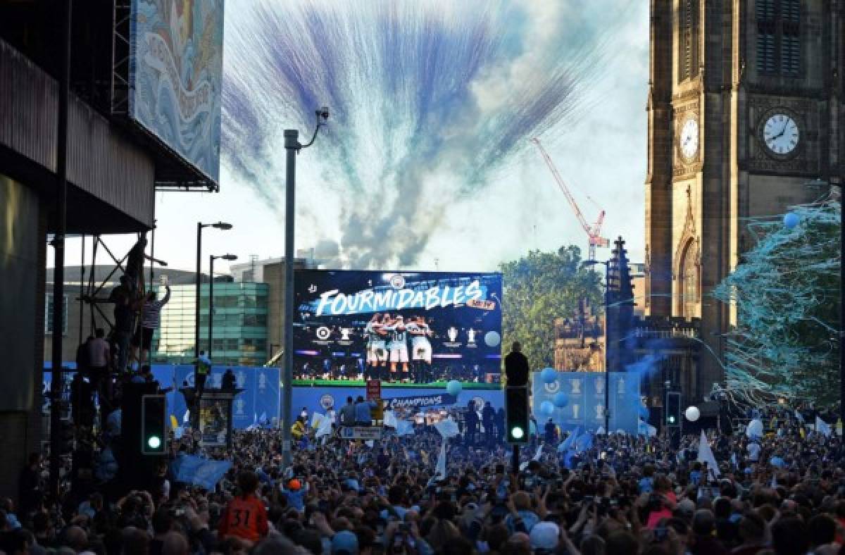 ¡La locura del Manchester City tras conquistar todo en el fútbol inglés!