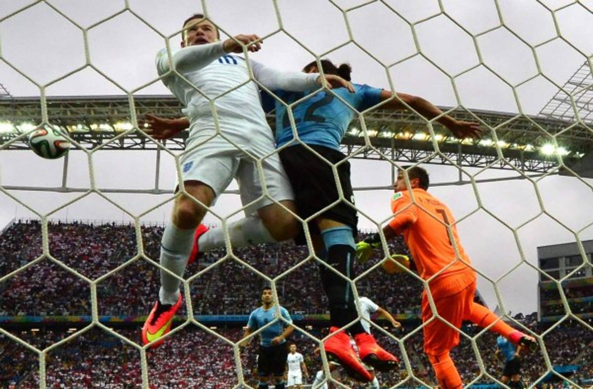 Uruguay ganó 2-1 a Inglaterra con un doblete de Luis Suárez