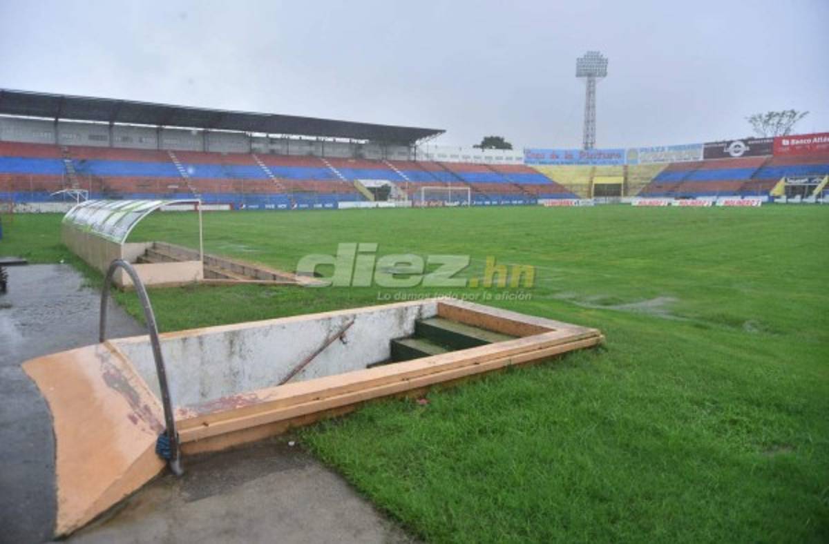 ¡INUNDADO! El estadio ceibeño se ha convertido en un verdadero pantano