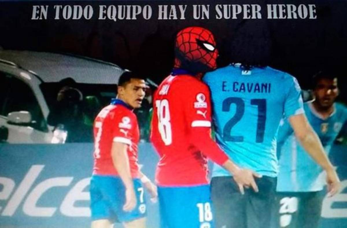 Los memes que dejó el dedazo de Jara a Cavani en el Chile-Uruguay