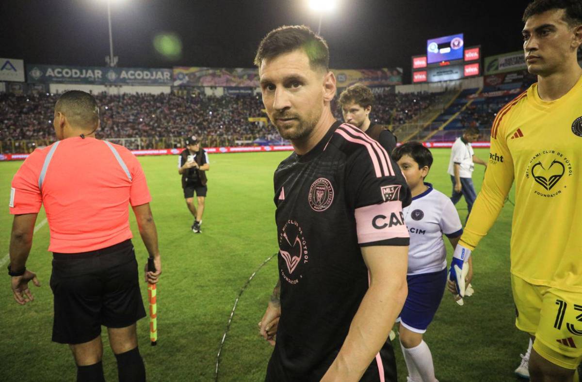 FOTOS: Viral abrazo de Messi con leyenda, el reencuentro con Suárez y colosal llenazo en El Salvador vs Inter Miami