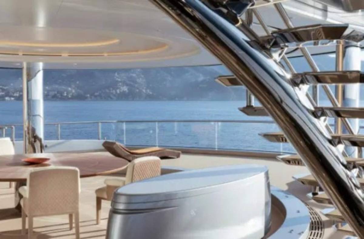 Increíble: El superyate del multimillonario dueño del Tottenham que tiene hasta cancha de tenis