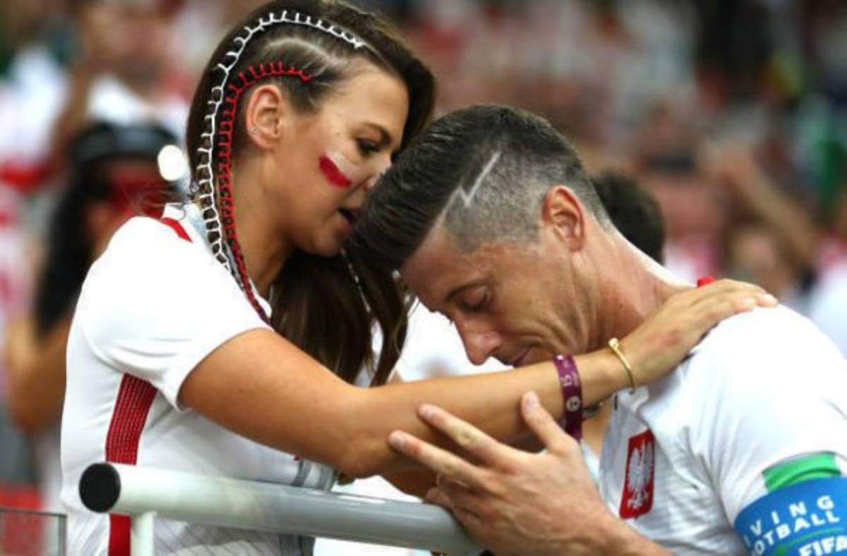 Momento romántico del Mundial: Lewandowski buscó a su novia y fue consolado tras la derrota