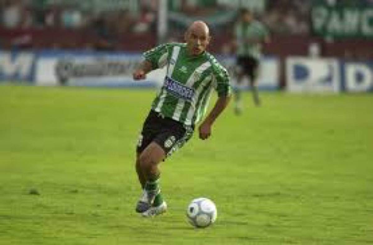 'Mágico' González de los 22 futbolistas más fascinantes según libro argentino