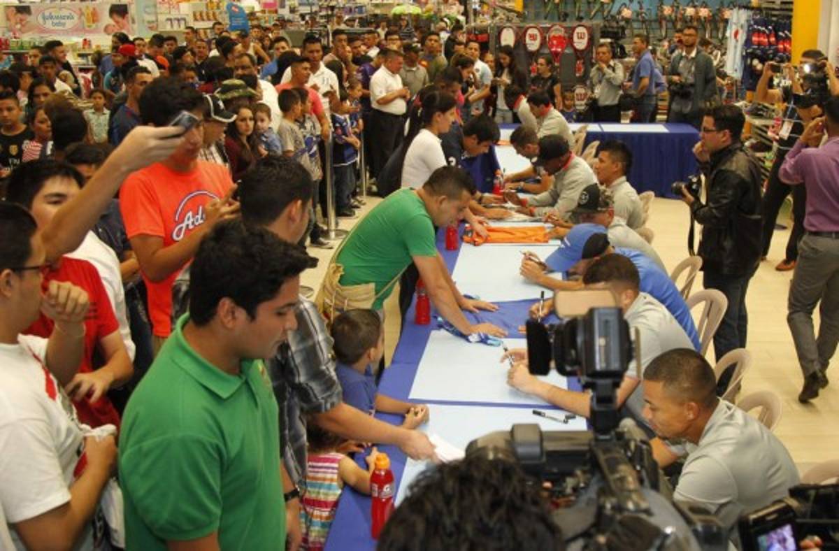 Aficionados abarrotaron llegada de Motagua a San Pedro Sula