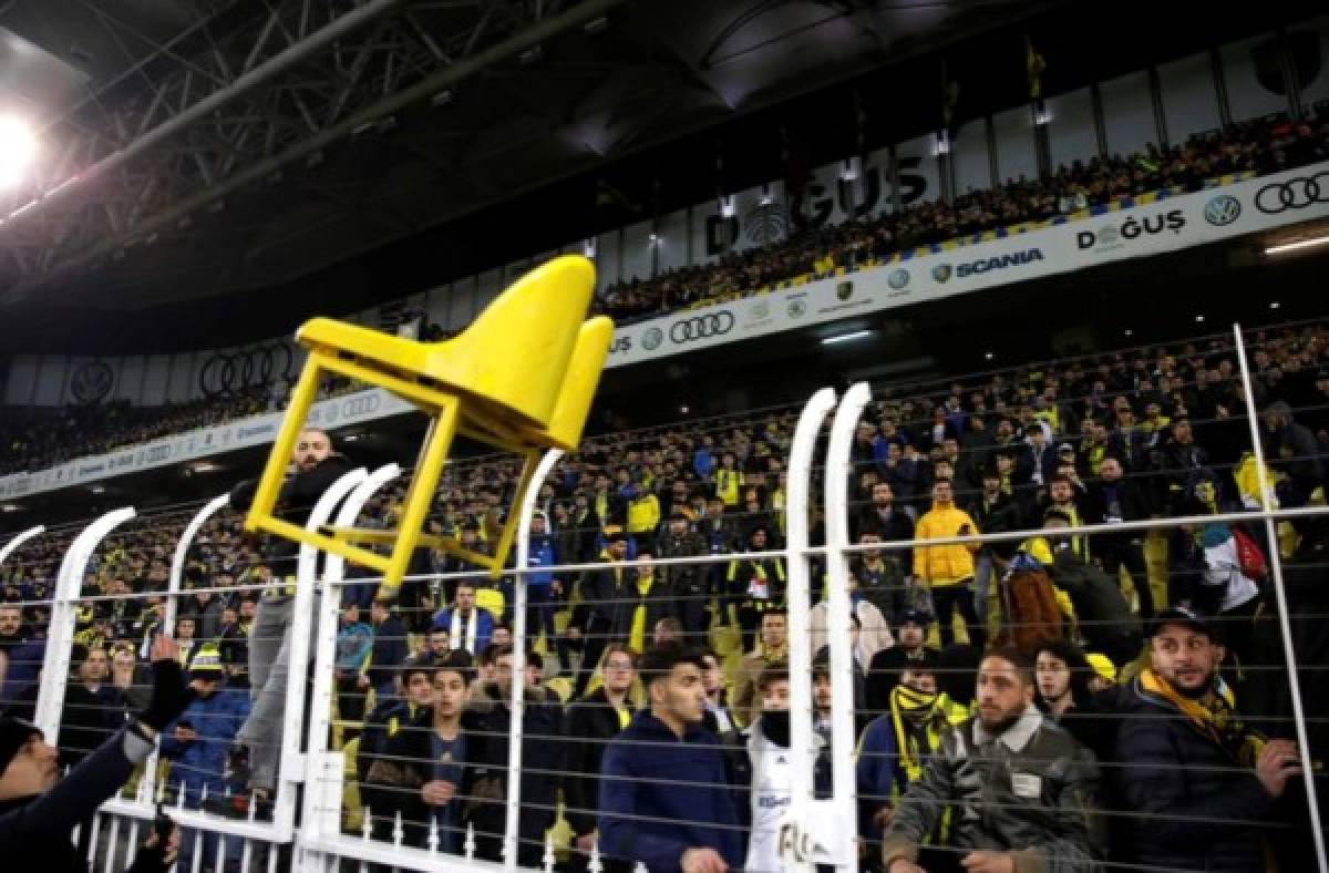 Fenerbahce vive un infierno tras perder el clásico contra Galatasaray 20 años después