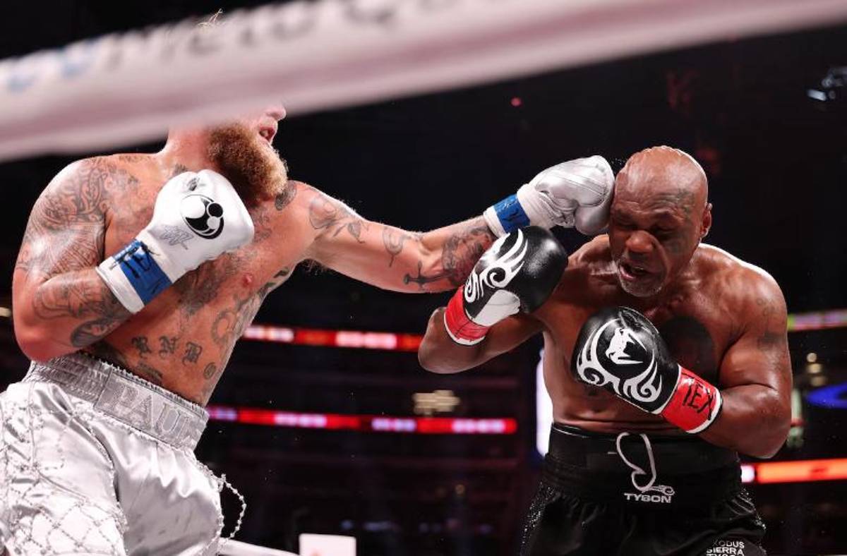 Así fue el triste regreso de Mike Tyson al boxeo: molido a golpes por Jake Paul y el gesto de su rival antes de terminar la pelea