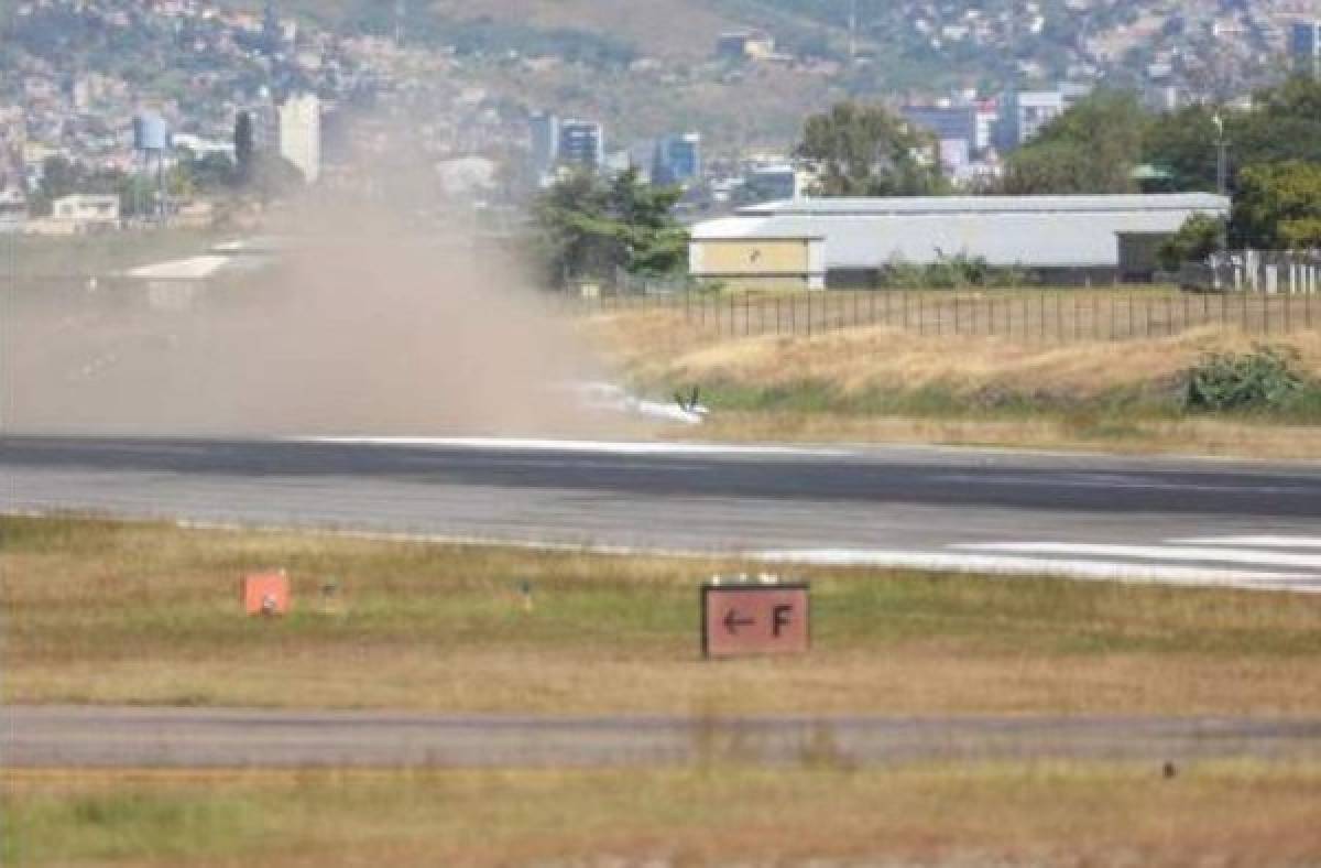 FOTOS: Así fue el aterrizaje forzoso de avioneta en el Toncontín de Tegucigalpa