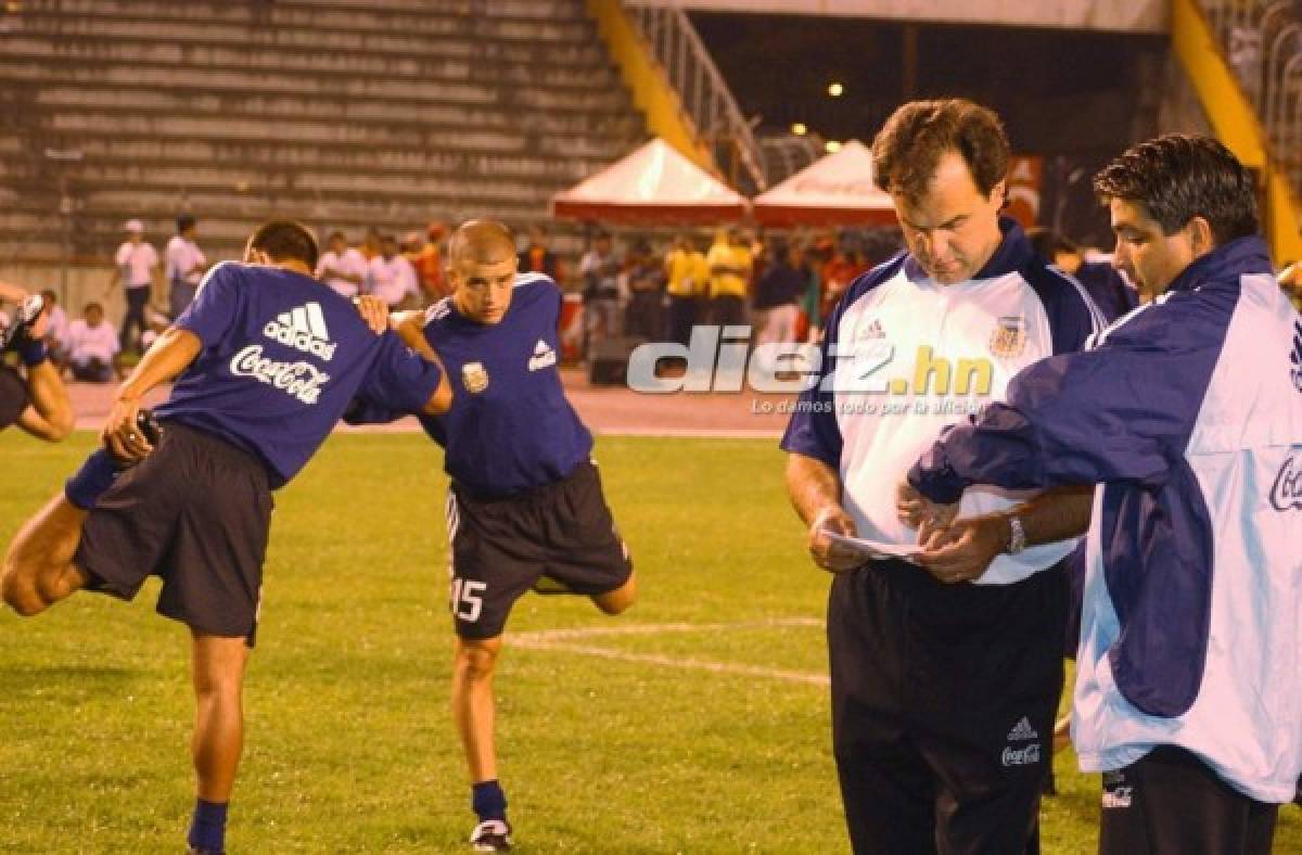 Las fotos que seguramente no habías visto de la visita de Marcelo Bielsa a Honduras en 2003