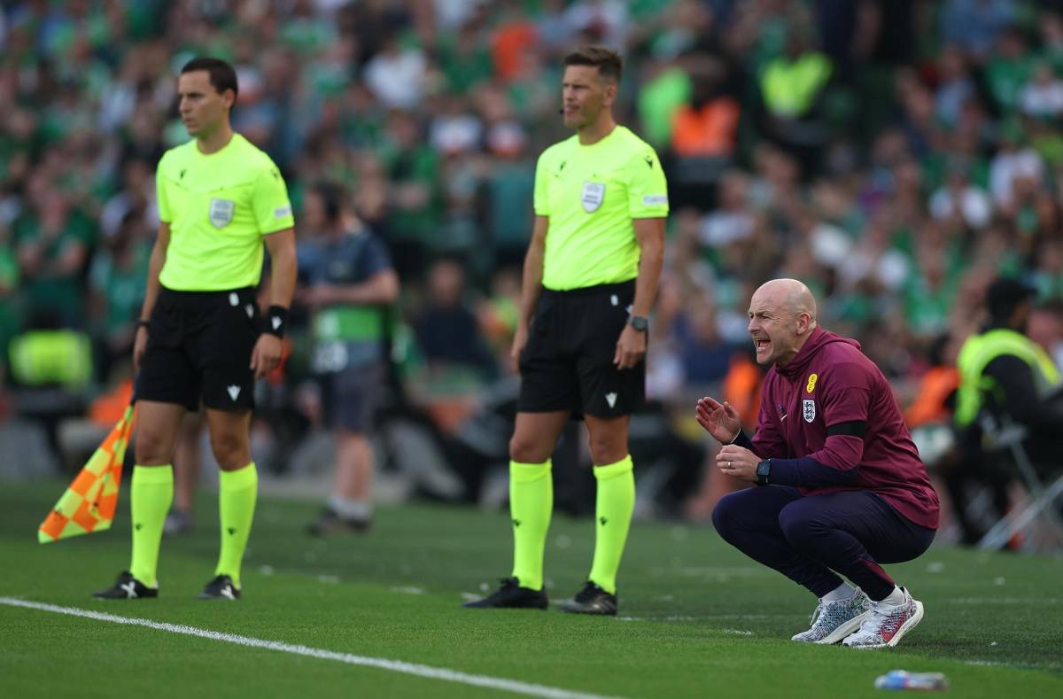 No cantó el himno de la Selección Inglaterra y piden que se vaya del equipo: “Es una traición, no está capacitado”