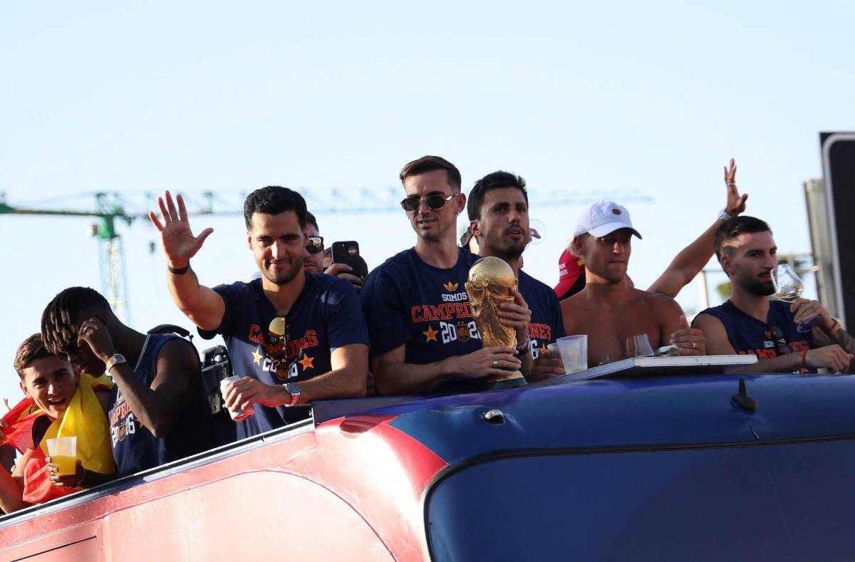 La fiesta de España hasta Cibeles, los que se besaron y el cartel: Paredes vs. Gavi