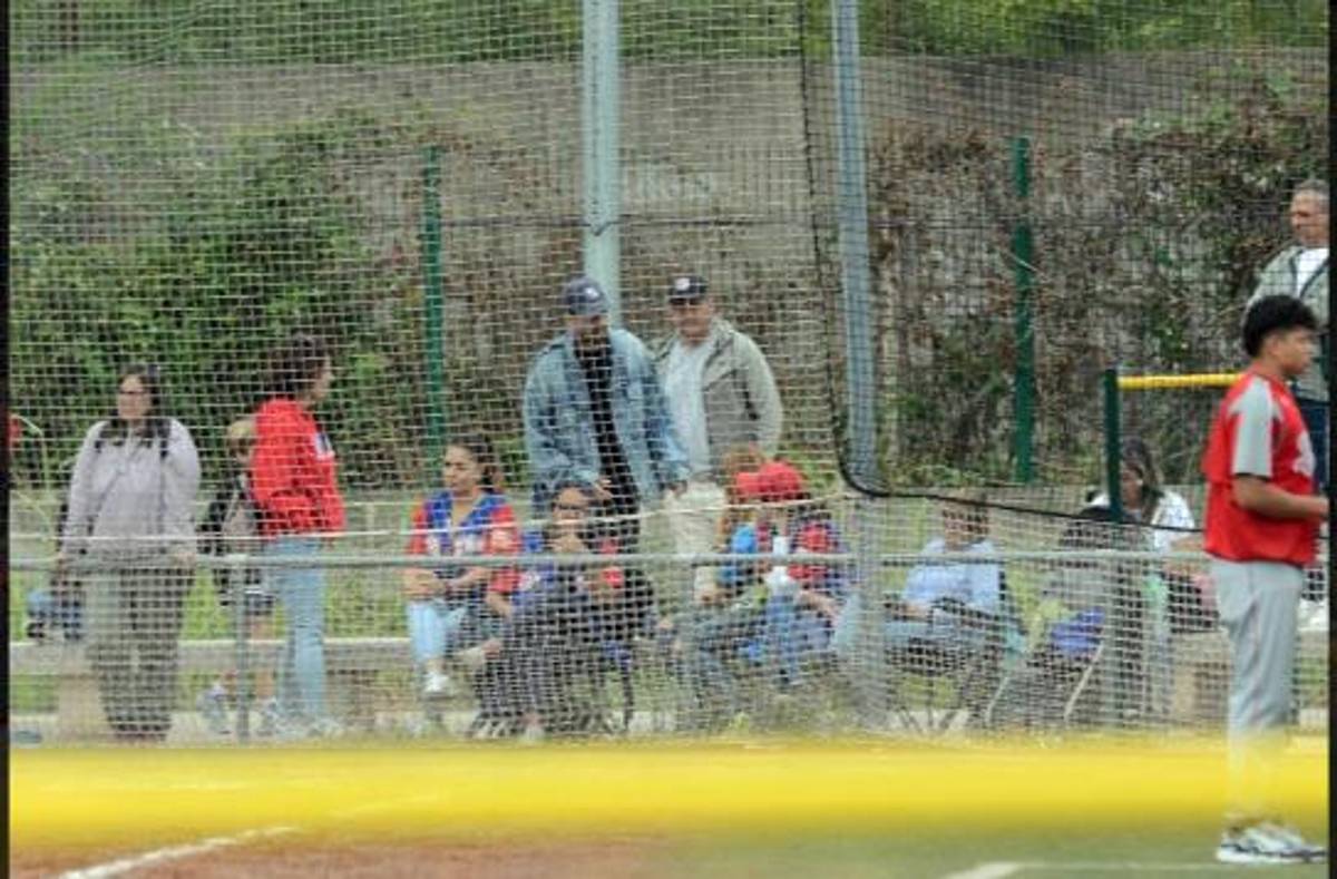 Incómodo momento: Shakira y Piqué estuvieron en un partido de béisbol de su hijo y así fueron captados
