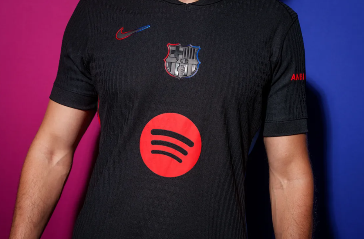 Barcelona presentó su segundo uniforme de la temporada y es una belleza: vuelve el color negro