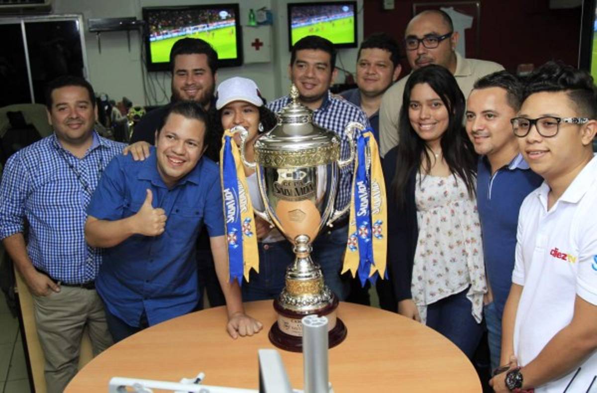 ¡LINDAS! Las espectaculares chicas que custodian la Copa Salva Vida