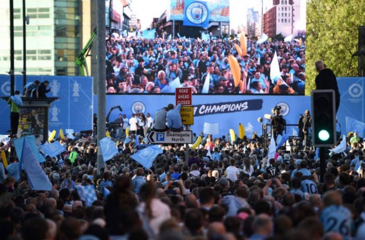 ¡La locura del Manchester City tras conquistar todo en el fútbol inglés!