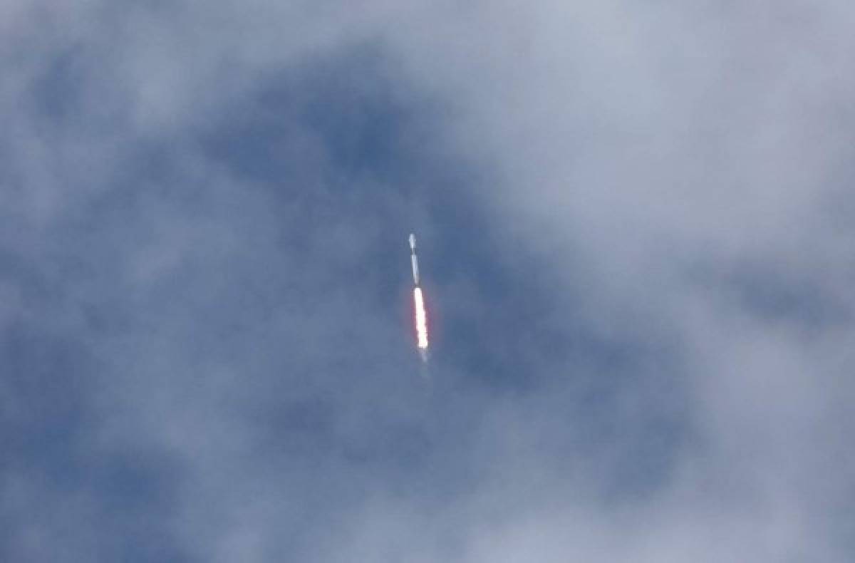 El impresionante despegue del cohete de SpaceX en histórico vuelo tripulado privado al espacio