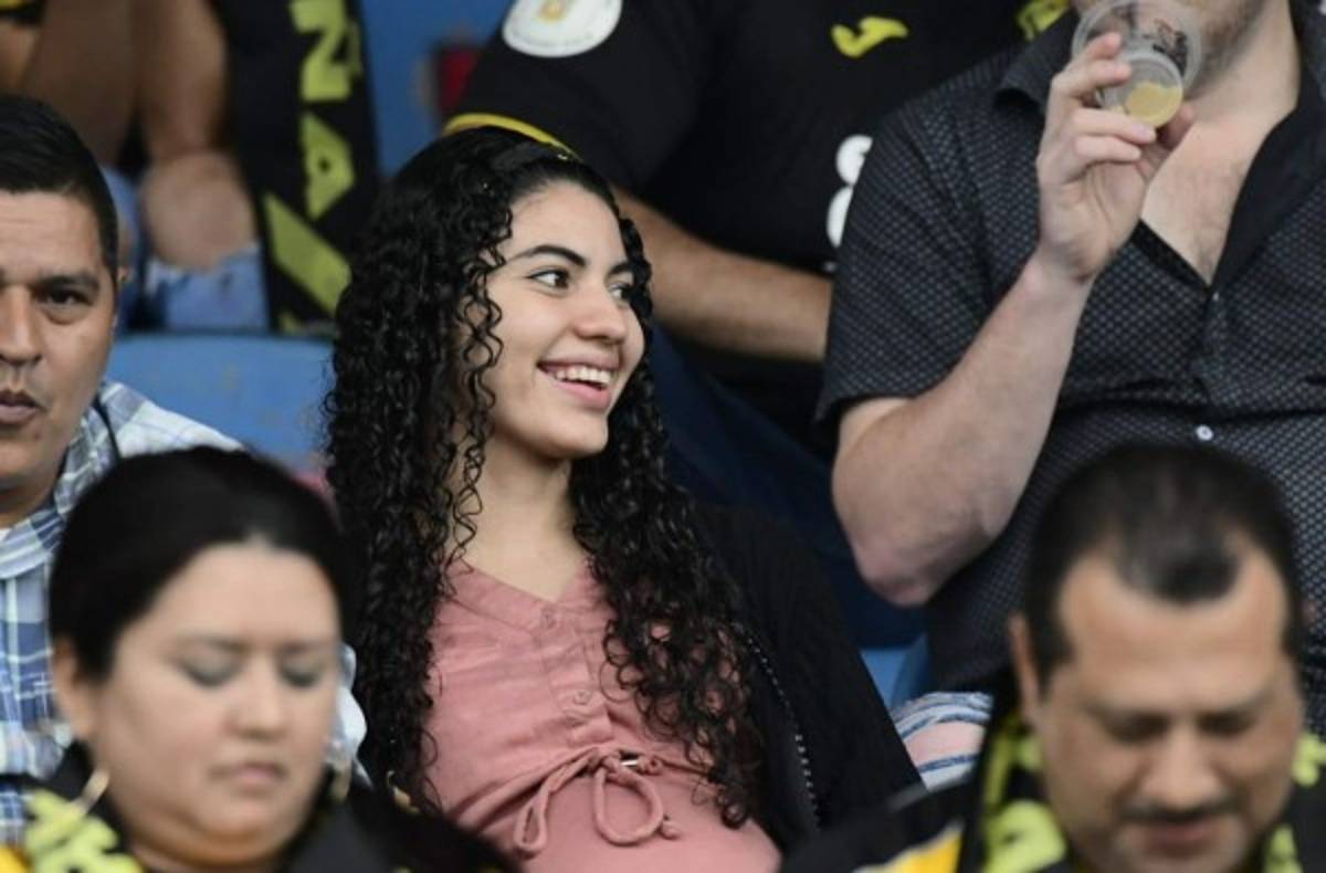 ¡Lindas! El Morazán se iluminó con tanta belleza para el Real España-Motagua