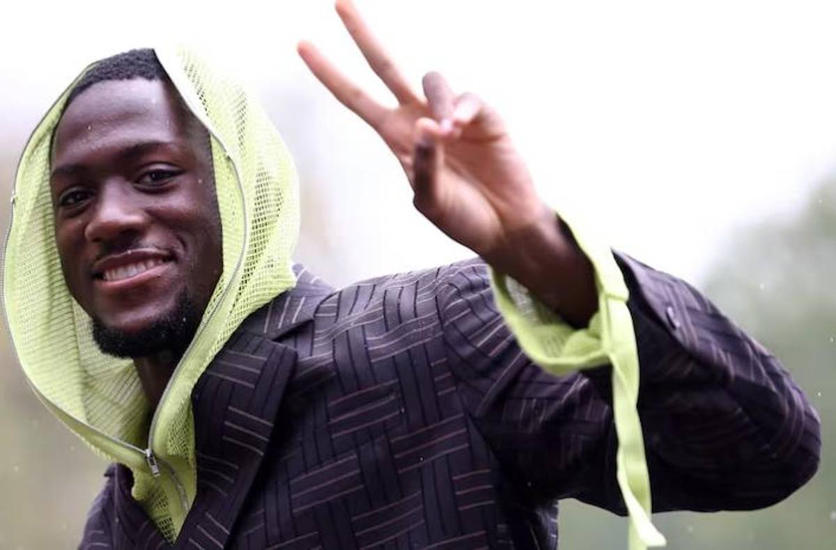 Misterio en Francia: el jugador que llegó encapuchado a la concentración y así se presentó Koundé