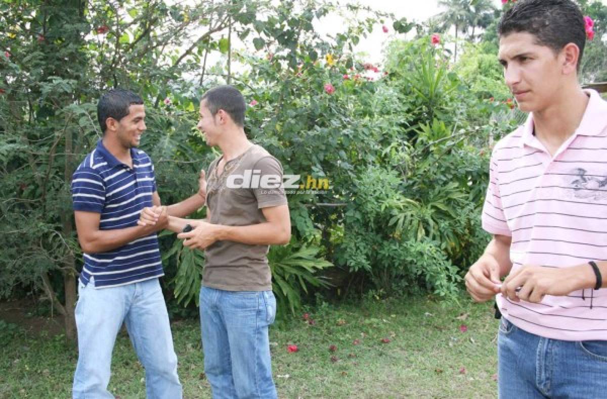 Los celulares, lentes, bolsos y ropa... ¡Así era la moda de los futbolistas hondureños hace una década!