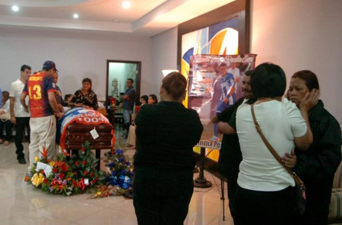 Desconsolada y sin resignación, así sufre madre de Arnold Peralta