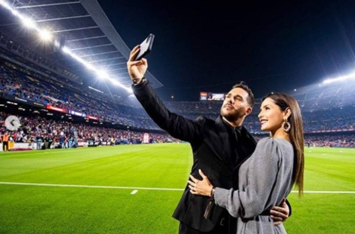 Carmen Villalobos y Sebastián Caicedo reciben en el Camp Nou su mejor regalo de bodas