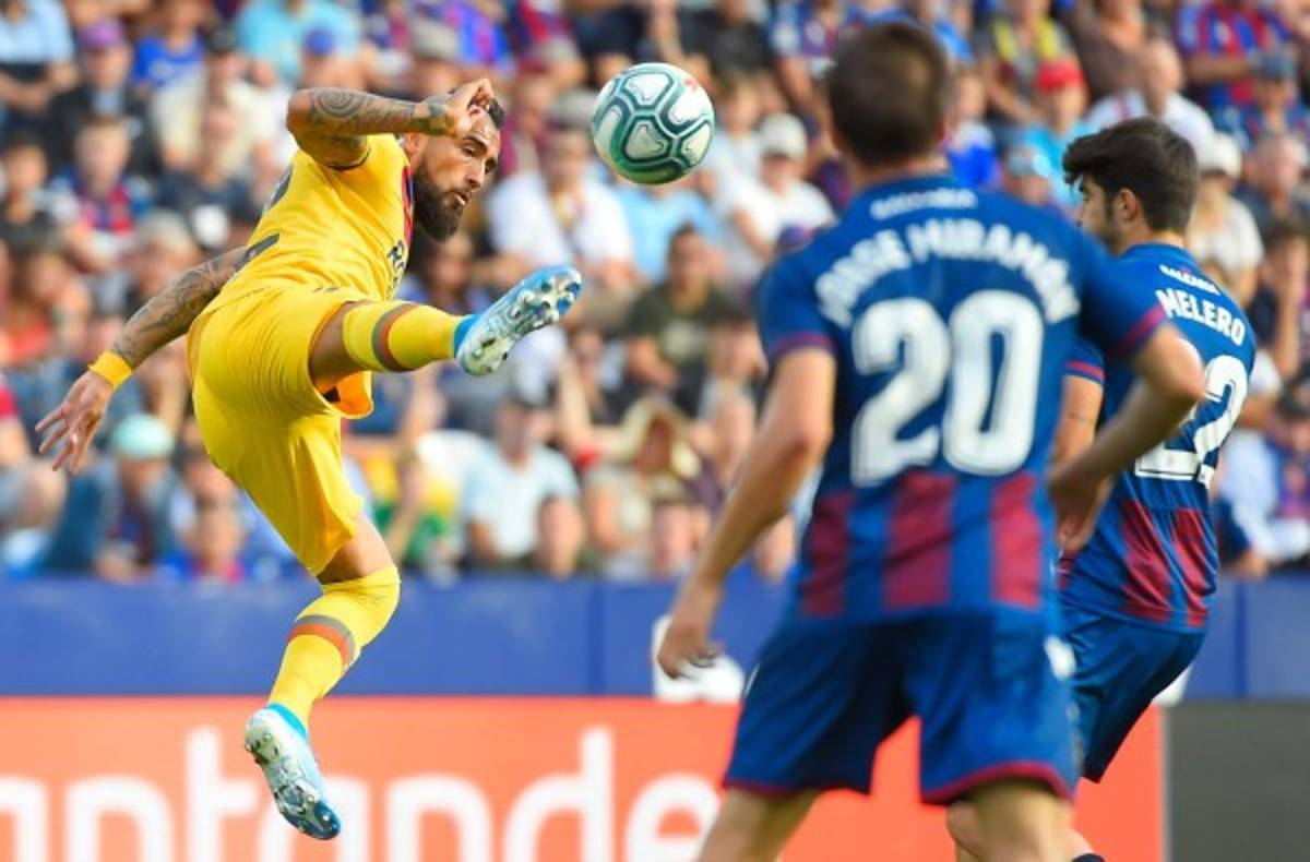 Frustración y dedicatoria de Lionel Messi, Vidal con 'voladora' en la remontada Levante sobre Barcelona