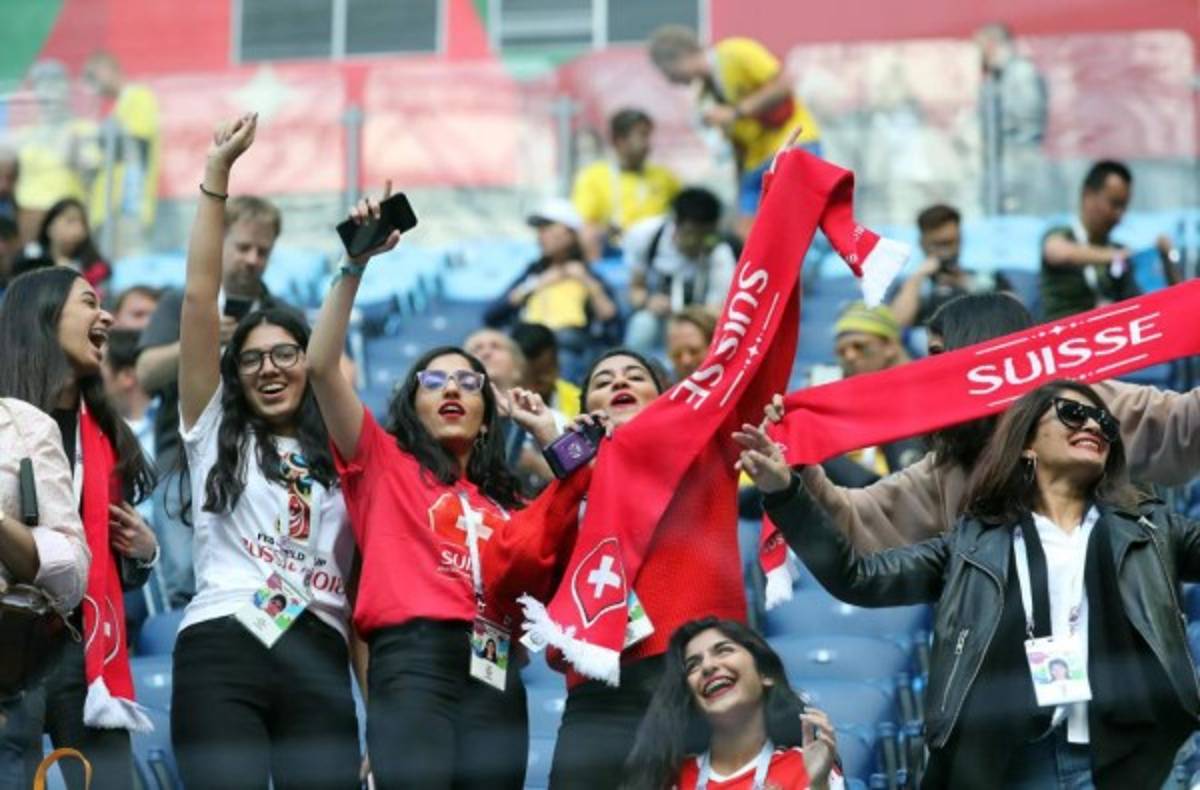 BELLEZAS: Aficionadas suecas y suizas levantaron suspiros en San Petersburgo