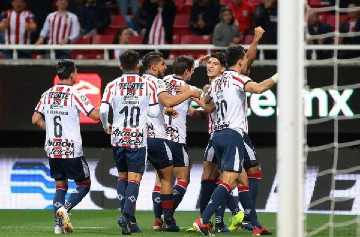 ZAPOPAN, MEXICO - JANUARY 05: Alan Pulido of Chivas celebrates with teammates after scoring the first goal of his team during the first round match between Chivas and Tijuana as part of the Torneo Clausura 2019 Liga MX at Akron Stadium on January 5, 2019 in Zapopan, Mexico. (Photo by Alfredo Moya/Jam Media/Getty Images)
