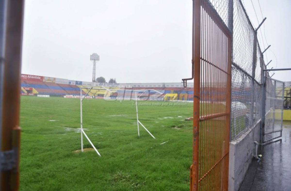 ¡INUNDADO! El estadio ceibeño se ha convertido en un verdadero pantano