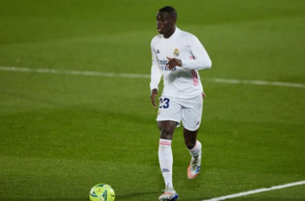 Revolución inédita en Real Madrid: Pesos pesados de baja y los 11 intocables por Florentino Pérez