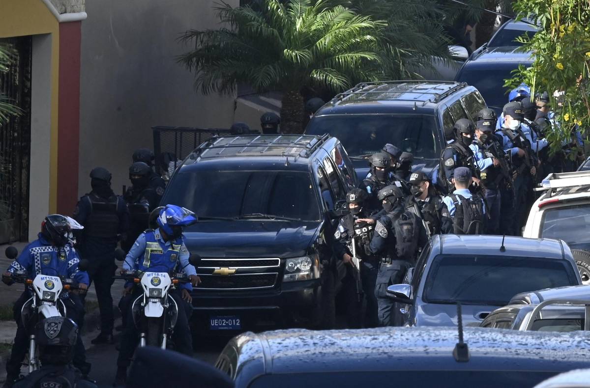 En camionetas de la DEA, “enchachado” de pies y manos y con chaleco antibalas: Las fotos del expresidente Juan Orlando Hernández tras ser capturado en Tegucigalpa