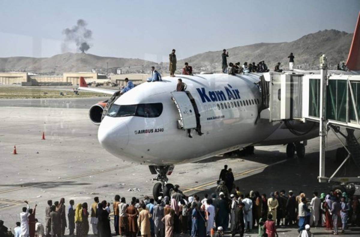 Pánico en Kabul tras el regreso del régimen de los talibanes: la gente intentó escapar trepada en un avión militar