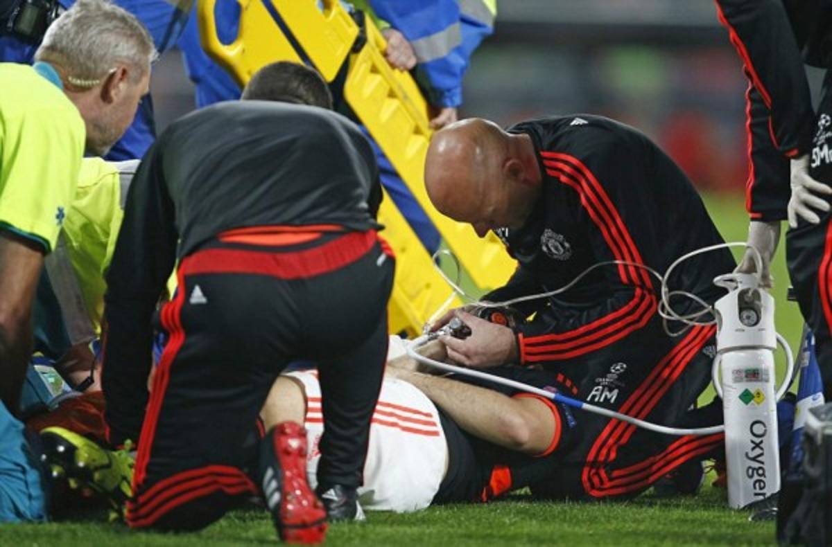 EN FOTOS: Con oxígeno sacaron a Luke Shaw tras dura lesión de Héctor Moreno