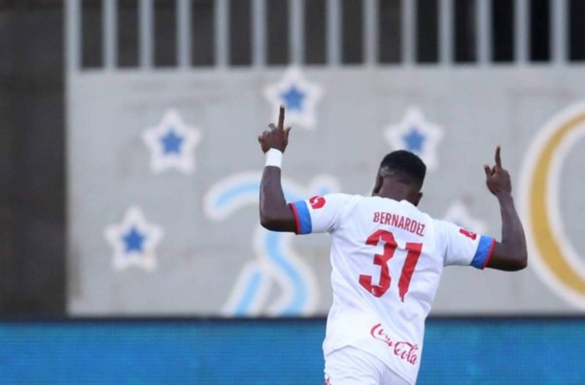 Las fotos exclusivas de la boda del futbolista de Olimpia 'Flecha' Bernárdez con su novia Gabby Corea