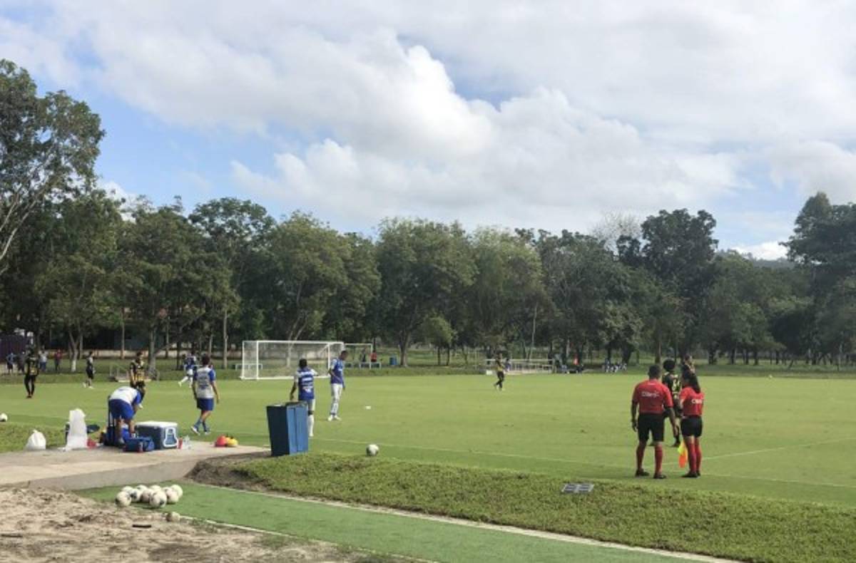 ¡Una mesa de billar! Es considerada como una de las mejores canchas de grama natural en San Pedro Sula